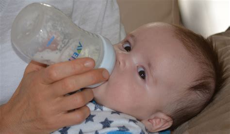 Mí bebé llora, se rasguña y se desespera tomando mamadera